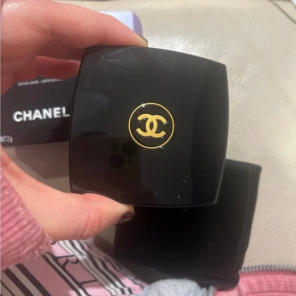 CHANEL elegant eyeshadow